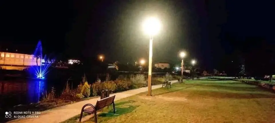 Uczniowie z Rząśni posprzątali park, boiska i las — zdjęcie 1.