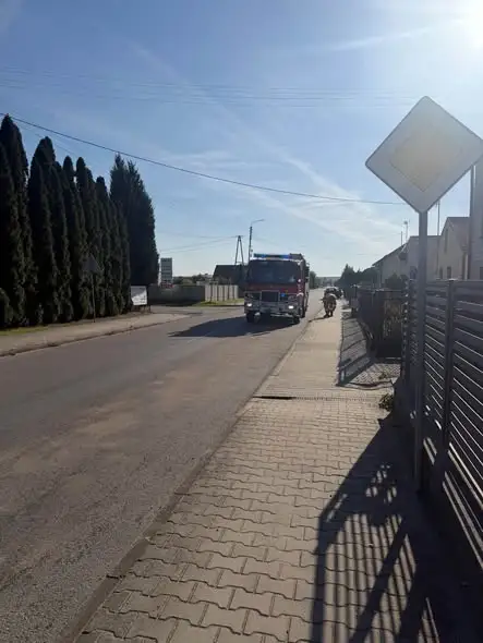 Plama oleju w Wierzchlasie. Interweniowali strażacy — zdjęcie 1.