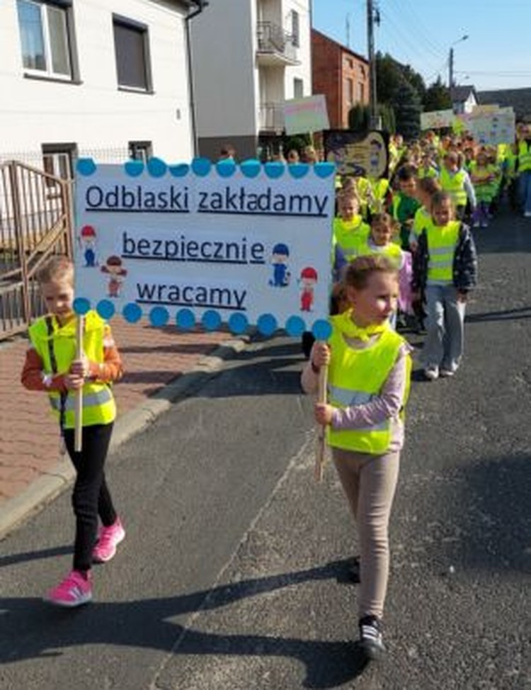 Happening „Odblaskowej Szkoły” na ulicach Kurowa — zdjęcie 1.