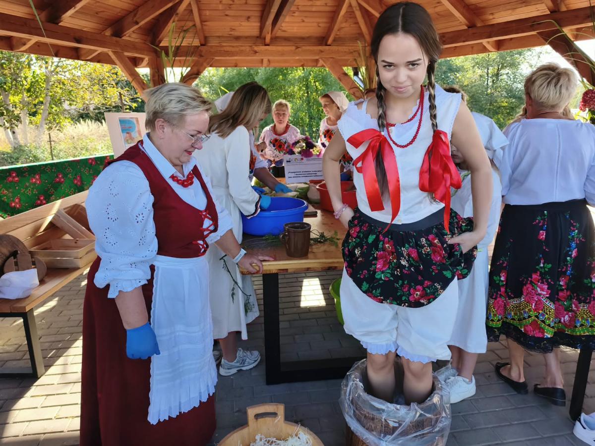 Warsztaty kiszenia kapusty w Rychłocicach - zdjecie 1.