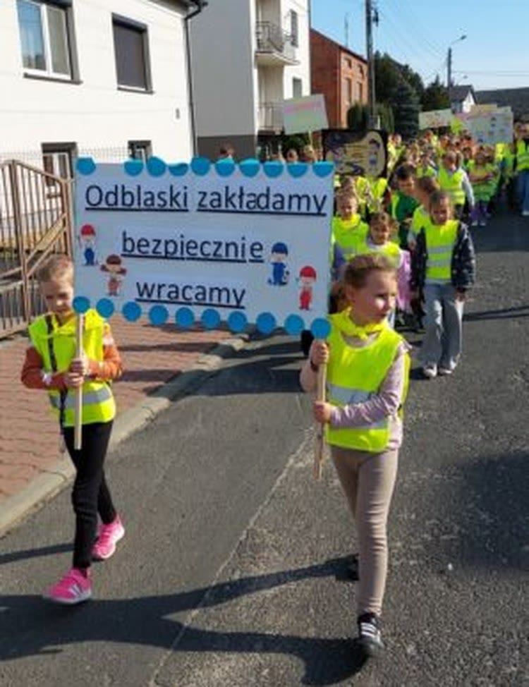 Uczniowie z Kurowa przypominali na ulicach o bezpieczeństwie — zdjęcie 1.