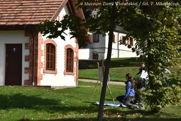 Młodzi artyści z Wielunia malowali jesienne pejzaże w Ożarowie — zdjęcie 1.