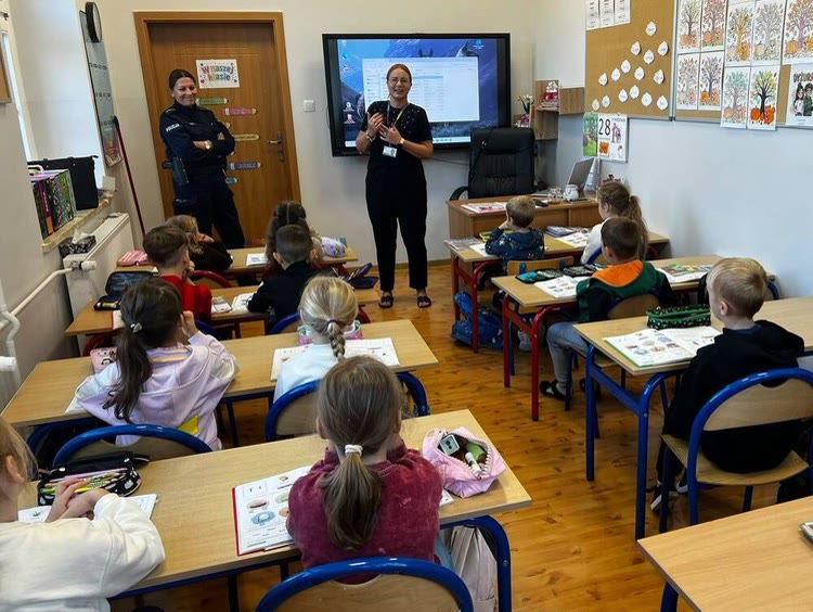 Policja i KRUS uczą dzieci w powiecie wieruszowskim zasad bezpieczeństwa — zdjęcie 1.