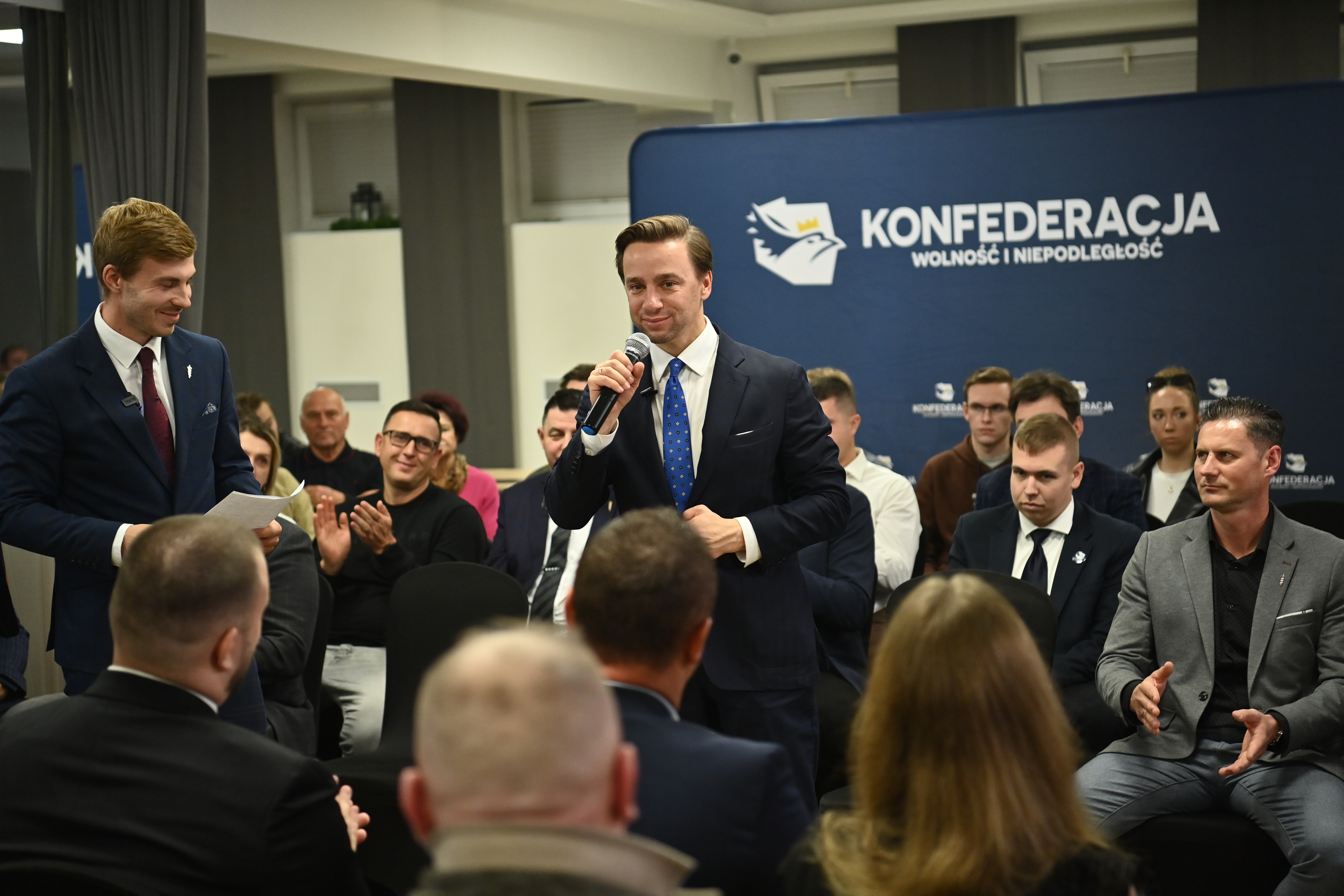 Fotografia ze spotkań Krzysztofa Bosaka i Kamila Mroczka w Wieluniu i Sieradzu, przekazana przez biuro prasowe.