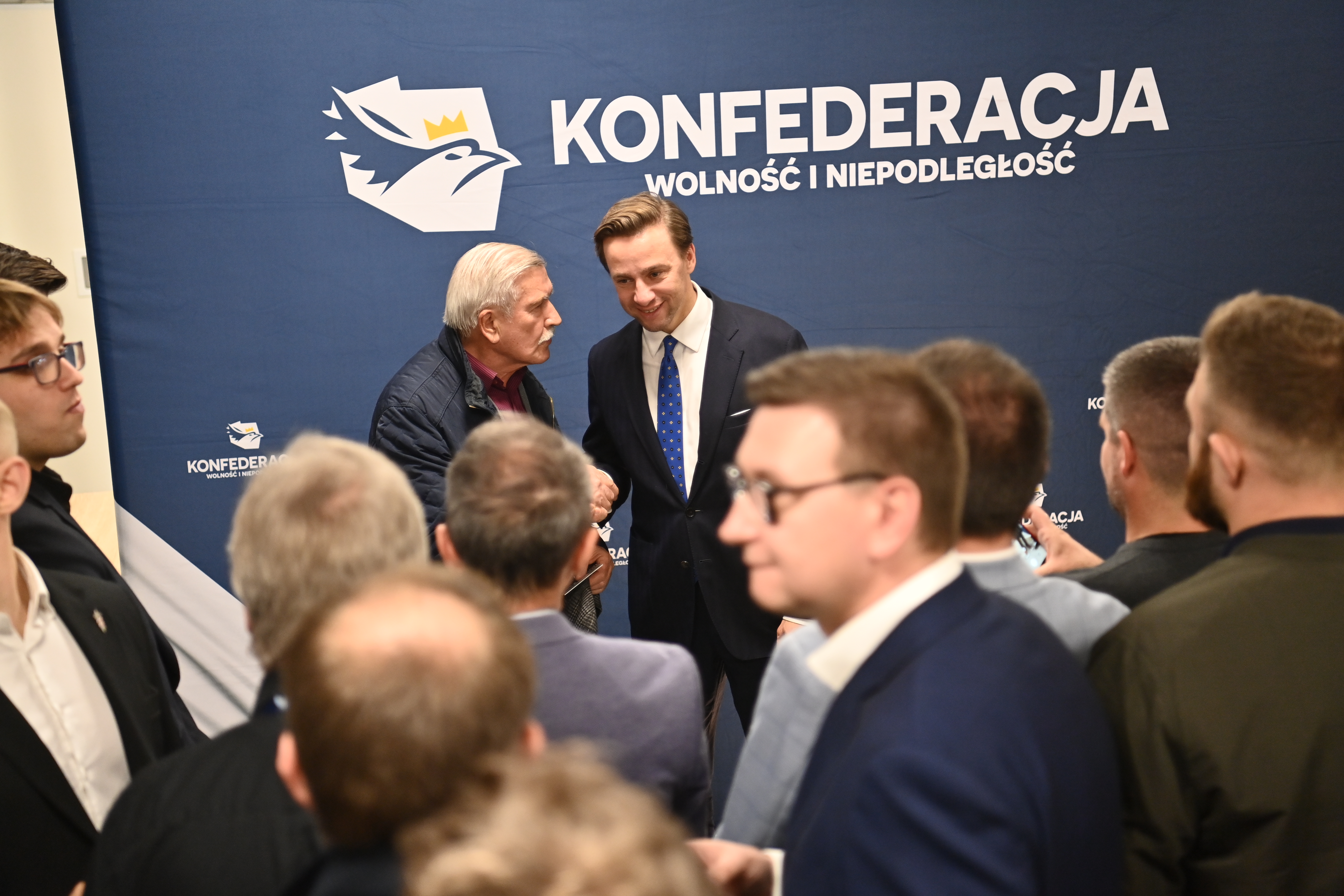 Fotografia ze spotkań Krzysztofa Bosaka i Kamila Mroczka w Wieluniu i Sieradzu, przekazana przez biuro prasowe.