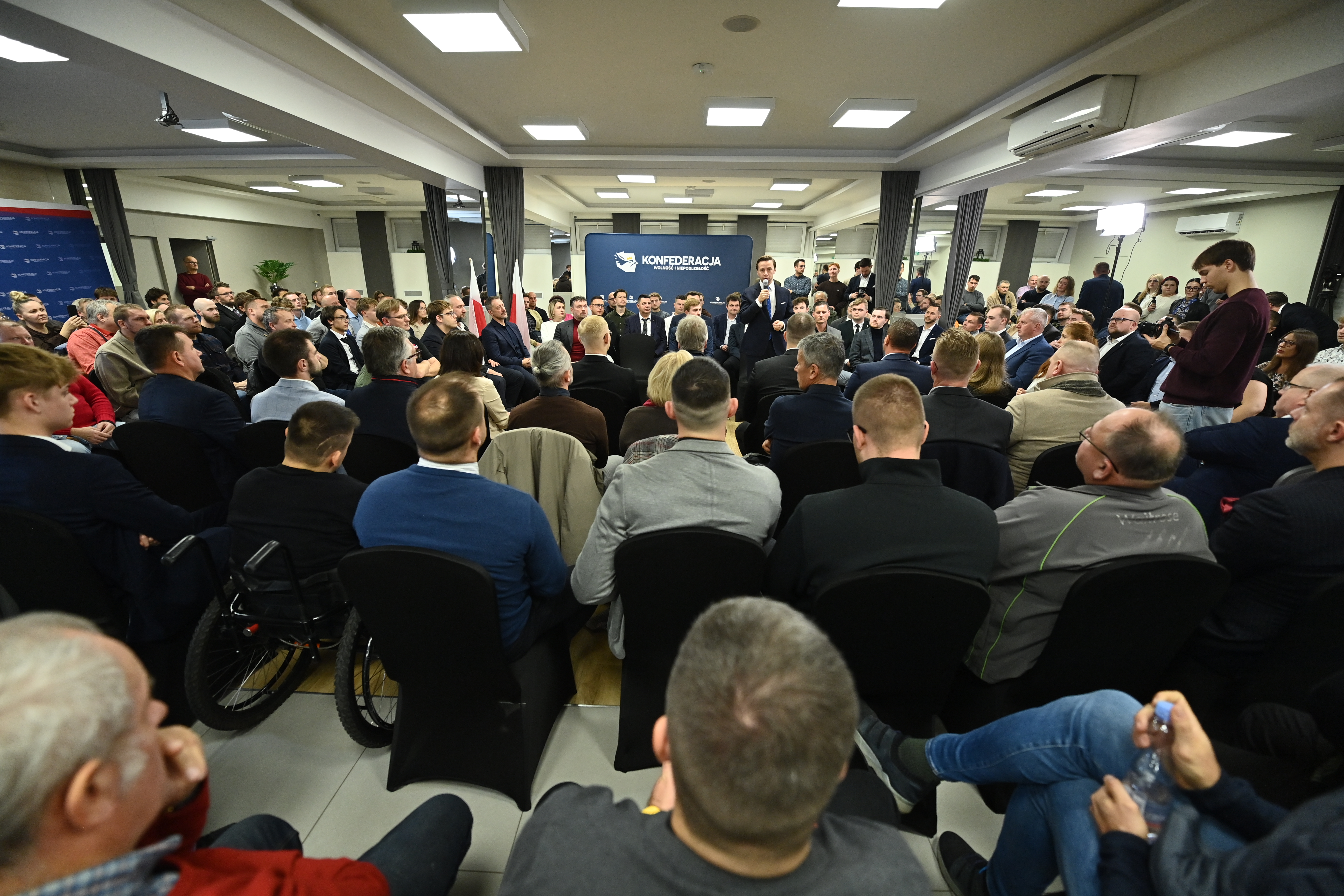 Fotografia ze spotkań Krzysztofa Bosaka i Kamila Mroczka w Wieluniu i Sieradzu, przekazana przez biuro prasowe.