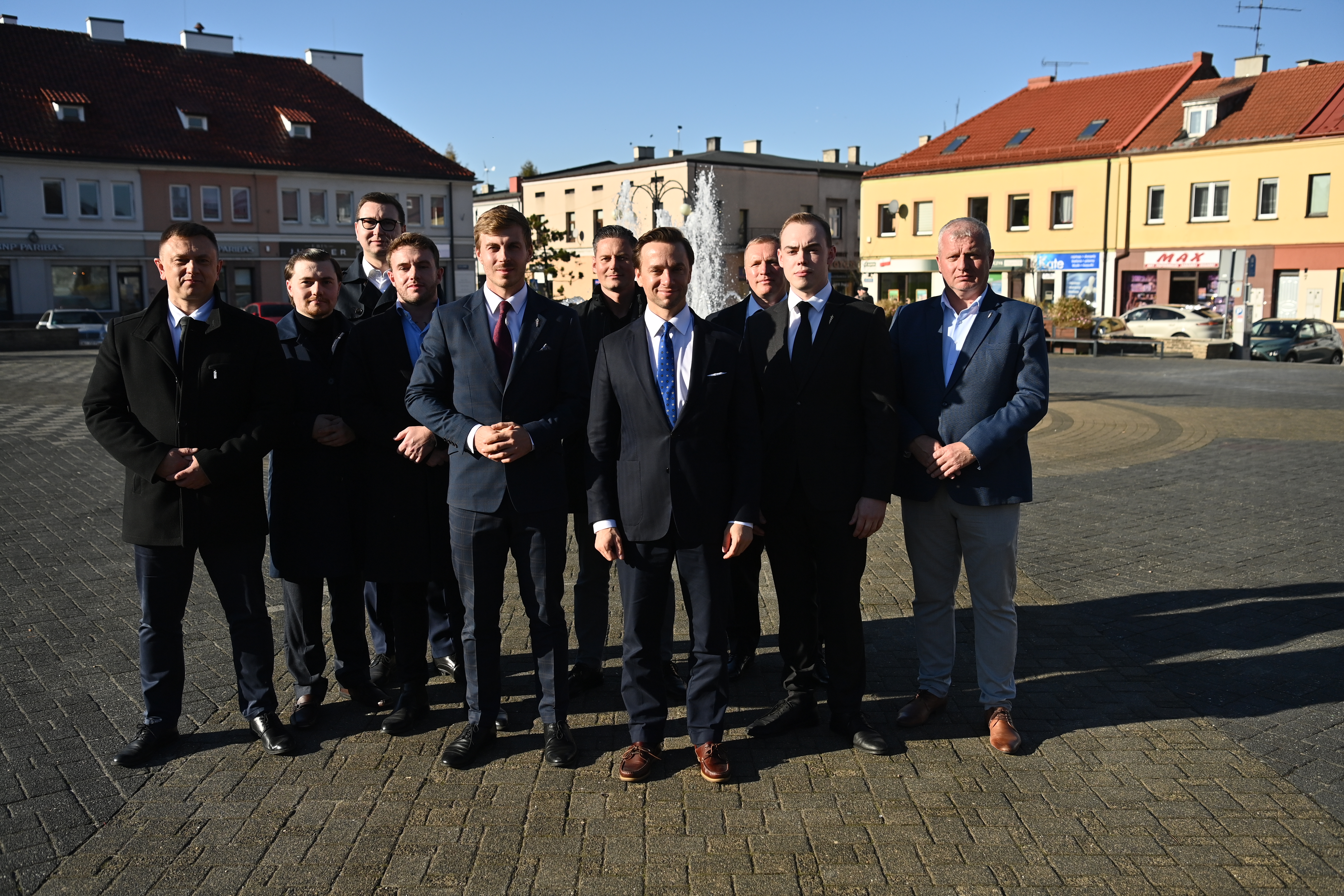Fotografia ze spotkań Krzysztofa Bosaka i Kamila Mroczka w Wieluniu i Sieradzu, przekazana przez biuro prasowe.
