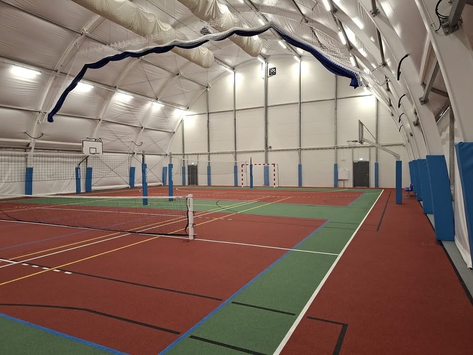 Wnętrze nowej hali sportowej przy SP nr 2 w Wieluniu, boiska i siatka. Fot. UM Wieluń