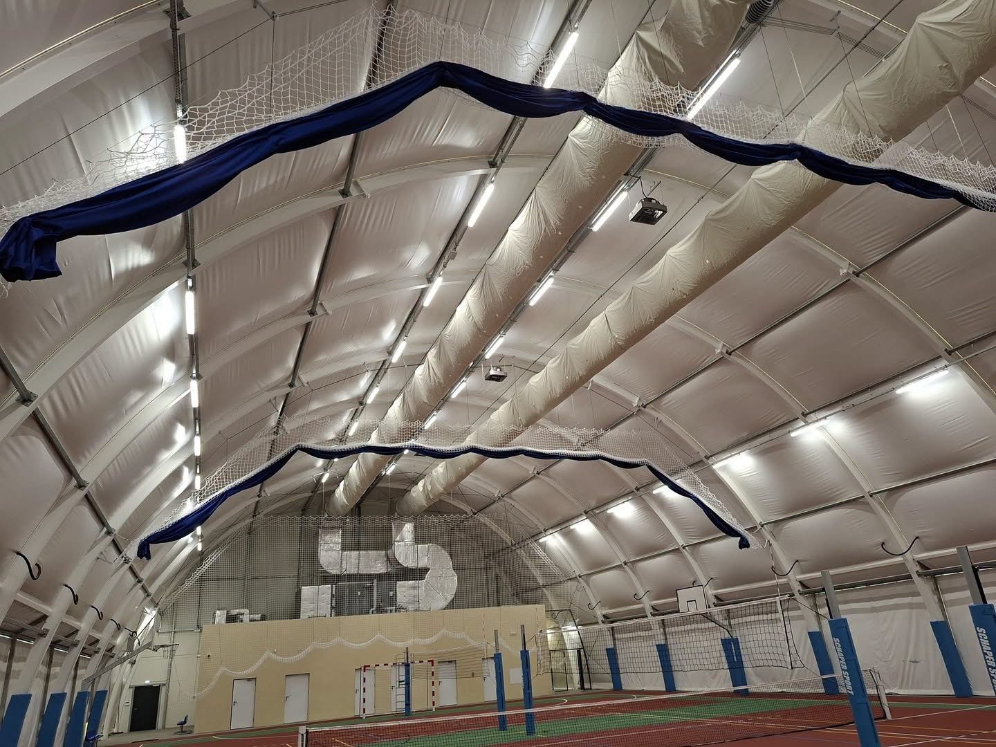 Widok na konstrukcję dachu i oświetlenie hali sportowej przy SP nr 2. Fot. UM Wieluń