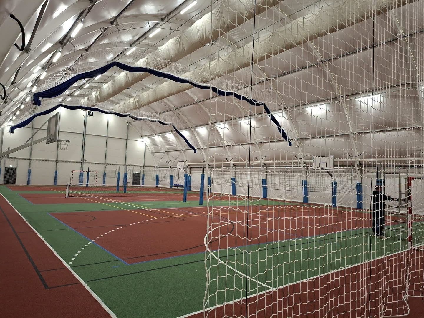 Boiska sportowe z widoczną siatką ochronną i bramką. Fot. UM Wieluń