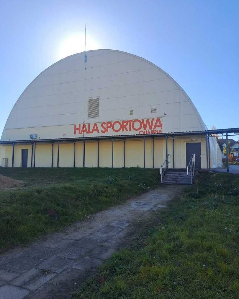 Elewacja hali sportowej przy Szkole Podstawowej nr 2 w Wieluniu. Fot. UM Wieluń