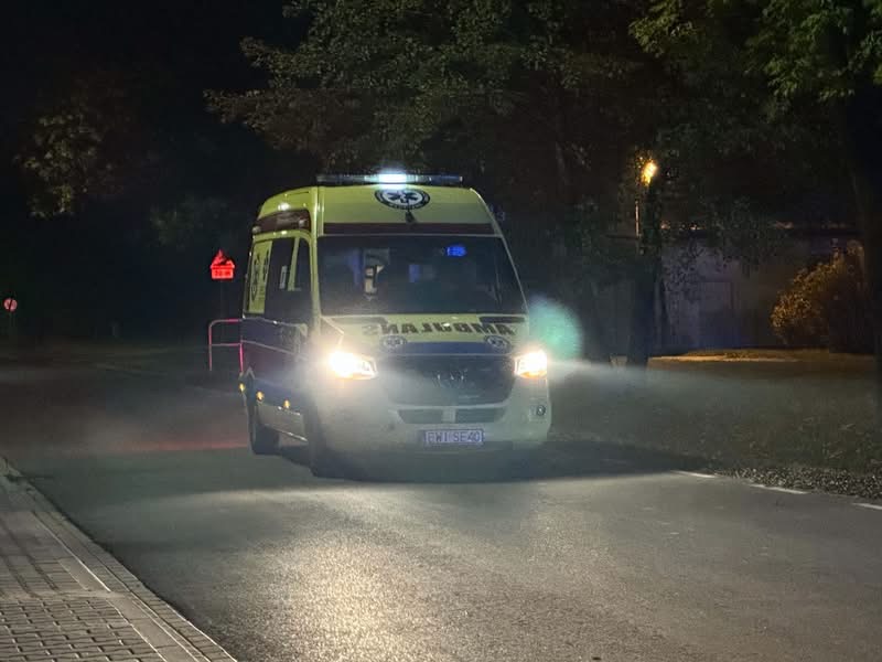 Ambulans zespołu ratownictwa medycznego na ulicy nocą. Fot. M.M.