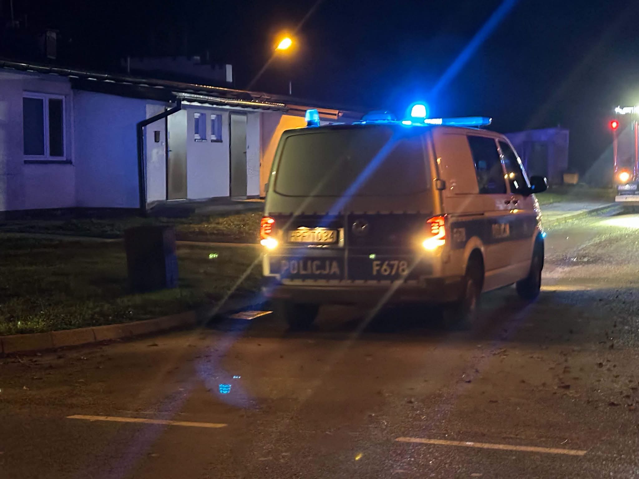 Radiowóz policyjny z włączonymi niebieskimi światłami podczas nocnej interwencji. Fot. M.M.