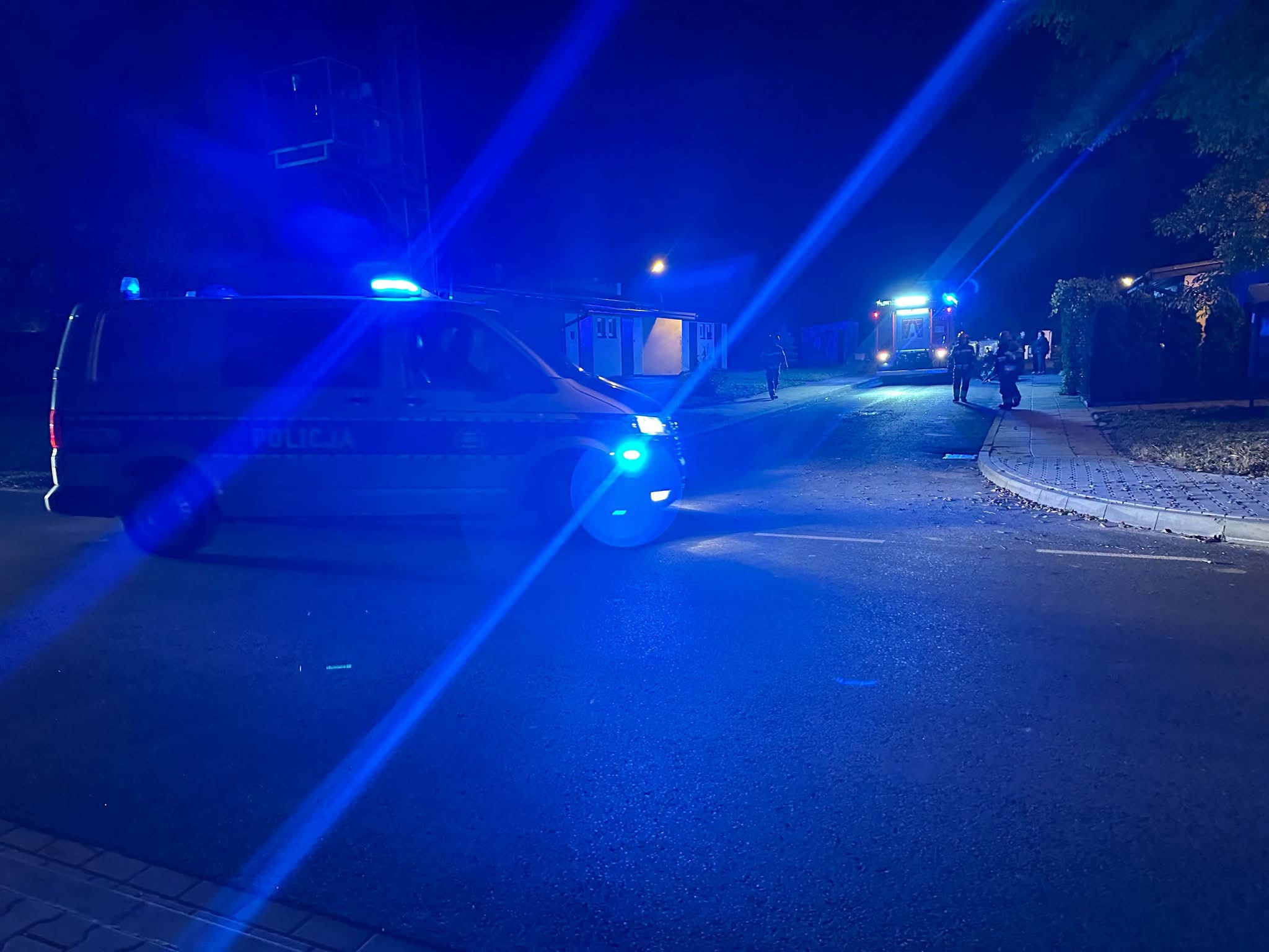 Radiowóz policyjny i samochód strażacki w rejonie nocnej interwencji. Fot. M.M.
