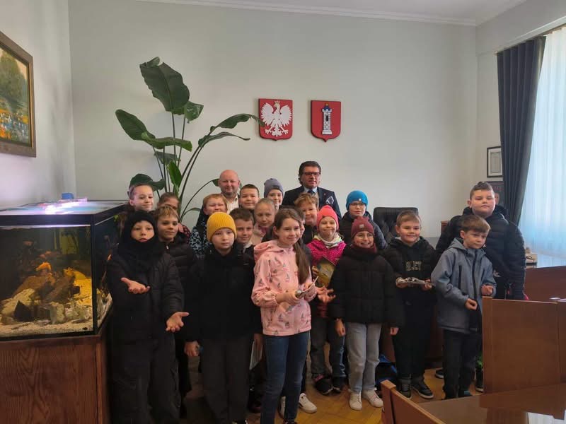 Uczniowie klasy trzeciej podczas wizyty w gabinecie w wieluńskim ratuszu.