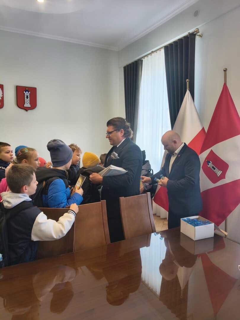 Spotkanie uczniów z przedstawicielami samorządu podczas wizyty w ratuszu.