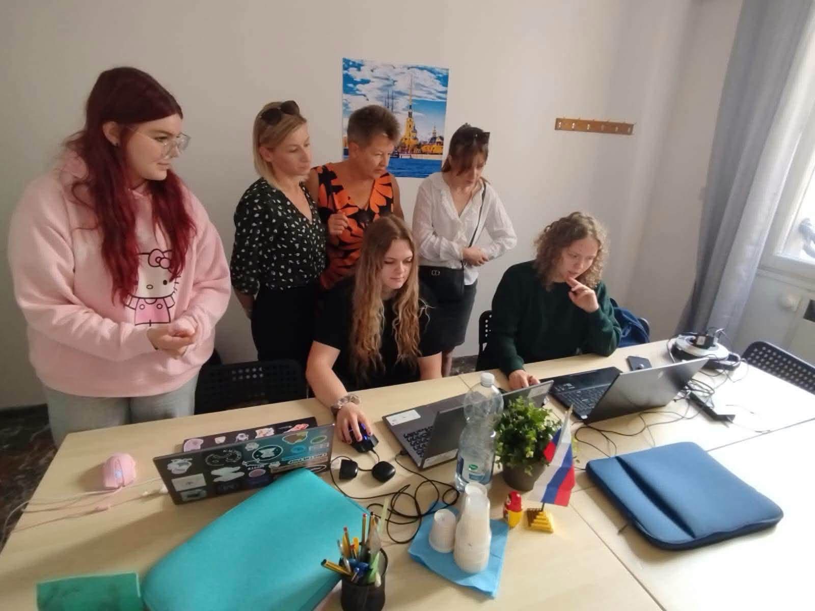 Uczniowie ZS nr 3 podczas pracy przy stanowisku komputerowym w Bolonii.