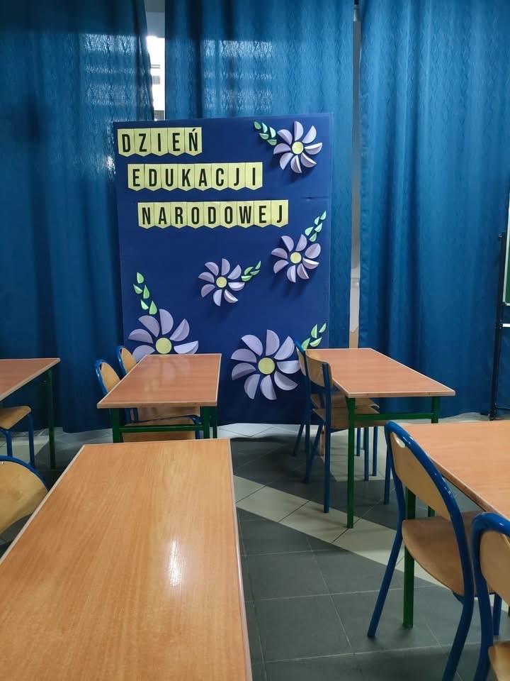 Scena przygotowana na obchody Dnia Edukacji Narodowej w szkole w Wierzchlesie. Fot. Szkoła Podstawowa im. Henryka Sienkiewicza w Wierzchlesie.