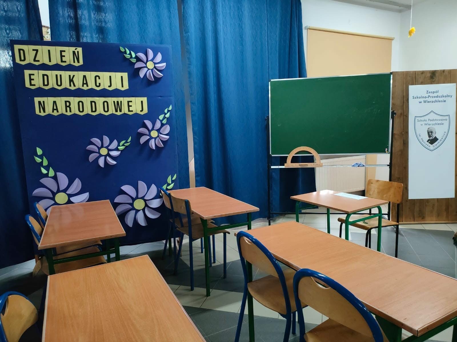 Uczniowie i prowadzący podczas rozpoczęcia szkolnej uroczystości. Fot. Szkoła Podstawowa im. Henryka Sienkiewicza w Wierzchlesie.
