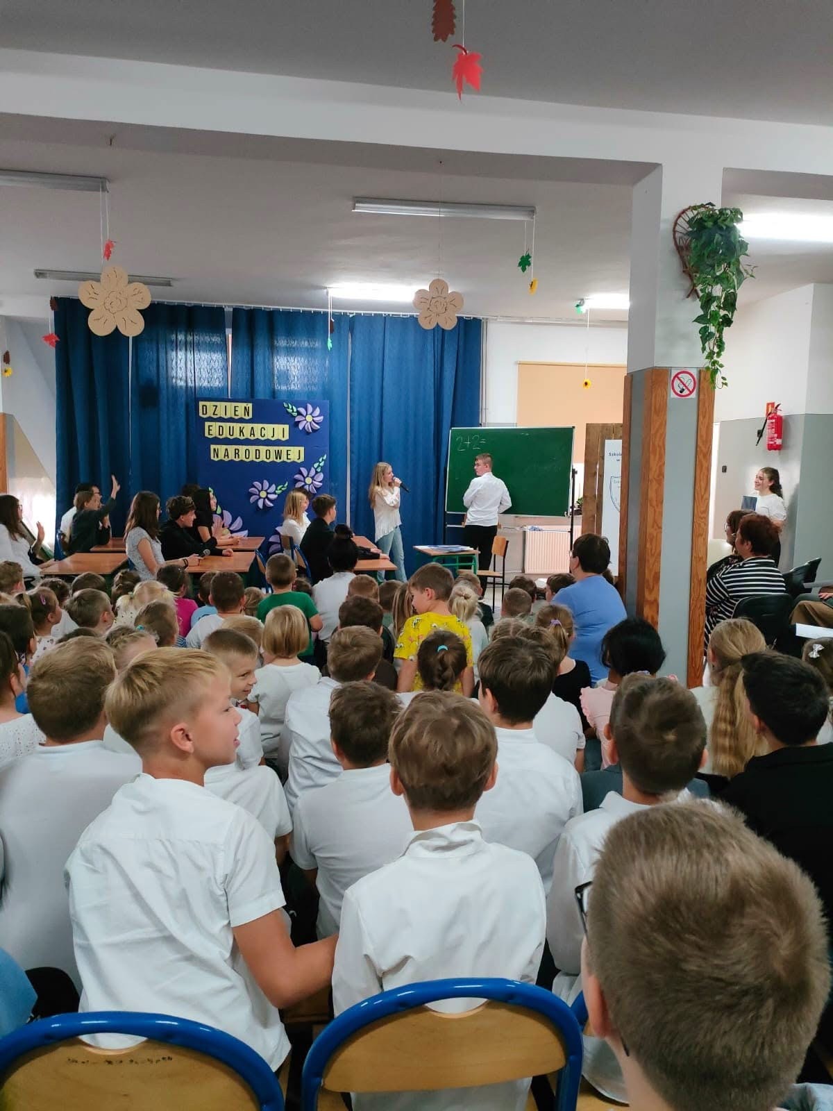 Scena z przedstawienia uczniów klasy ósmej podczas szkolnych obchodów. Fot. Szkoła Podstawowa im. Henryka Sienkiewicza w Wierzchlesie.