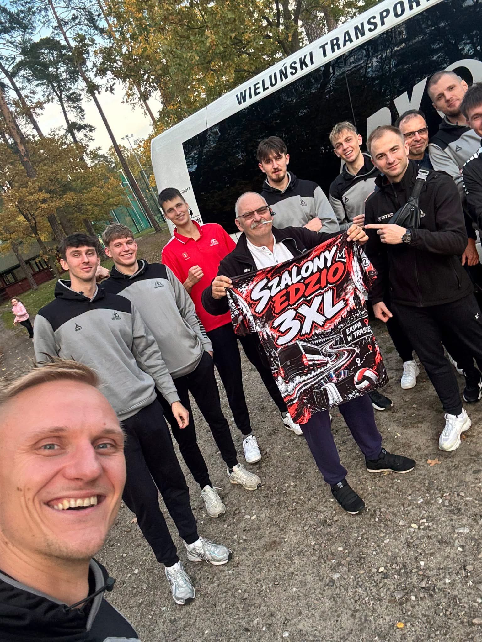 Zawodnicy WKS Wieluń pozują do wspólnego zdjęcia po meczu w Spale. Materiał udostępniony we wpisie profilu Wieluń.