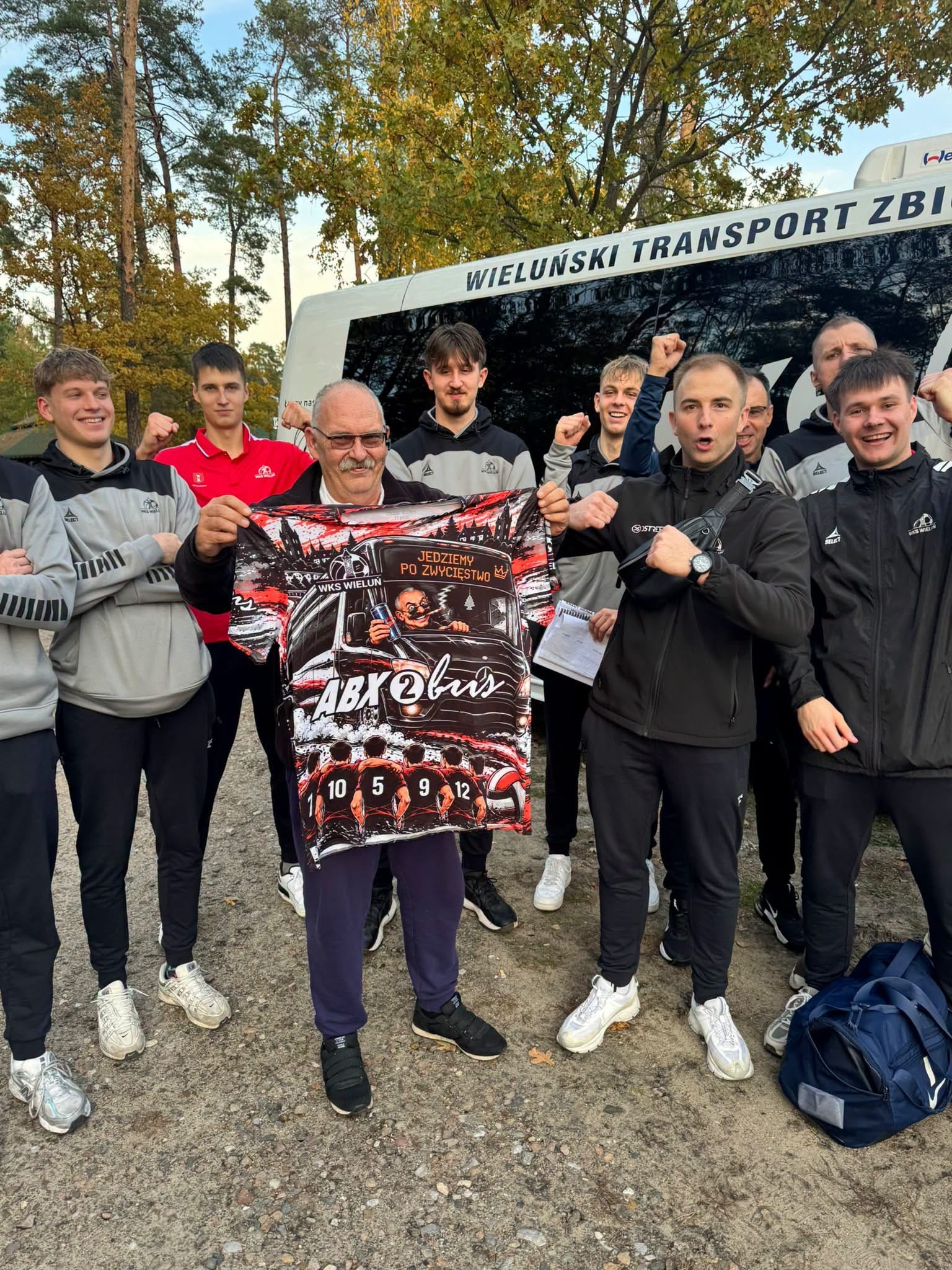 Drużyna WKS Wieluń na pamiątkowym zdjęciu po zwycięstwie w Spale. Materiał udostępniony we wpisie profilu Wieluń.